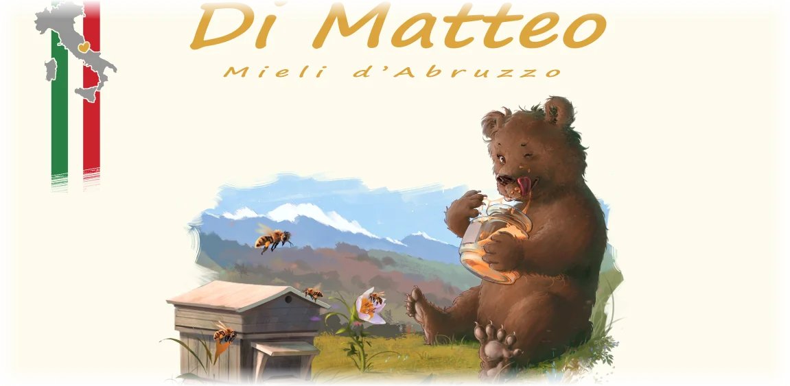 Di Matteo Mieli d'Abruzzo: un orsetto assaggia il miele davanti a un'arnia, con le montagne abruzzesi sullo sfondo